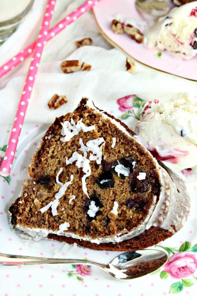 Bundt cake with dates