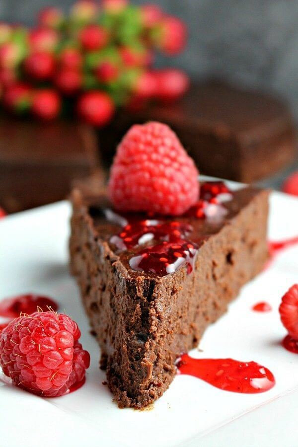 chocolate flourless cake with raspberry sauce