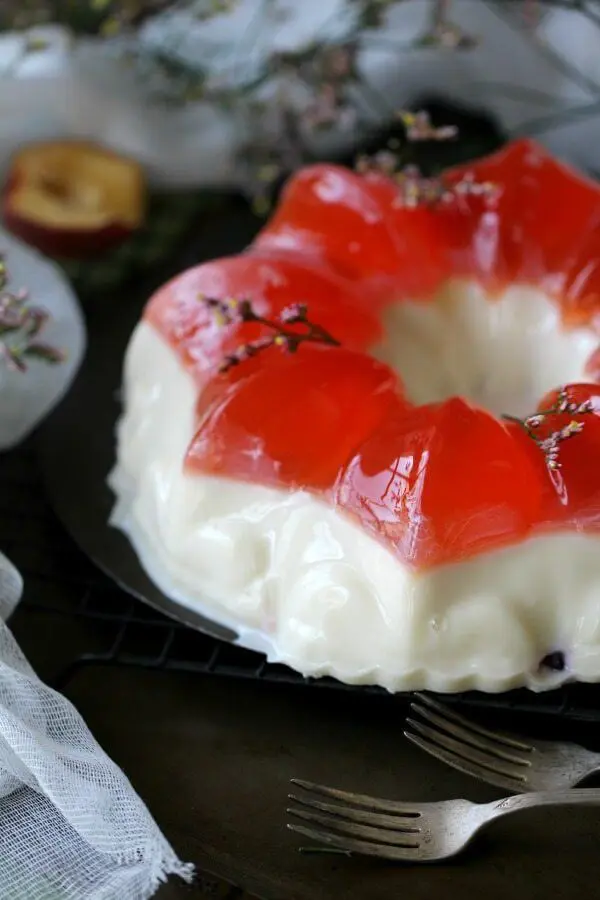 Bundt Jelly Cake With Summer Flavors and a Creamy Layer