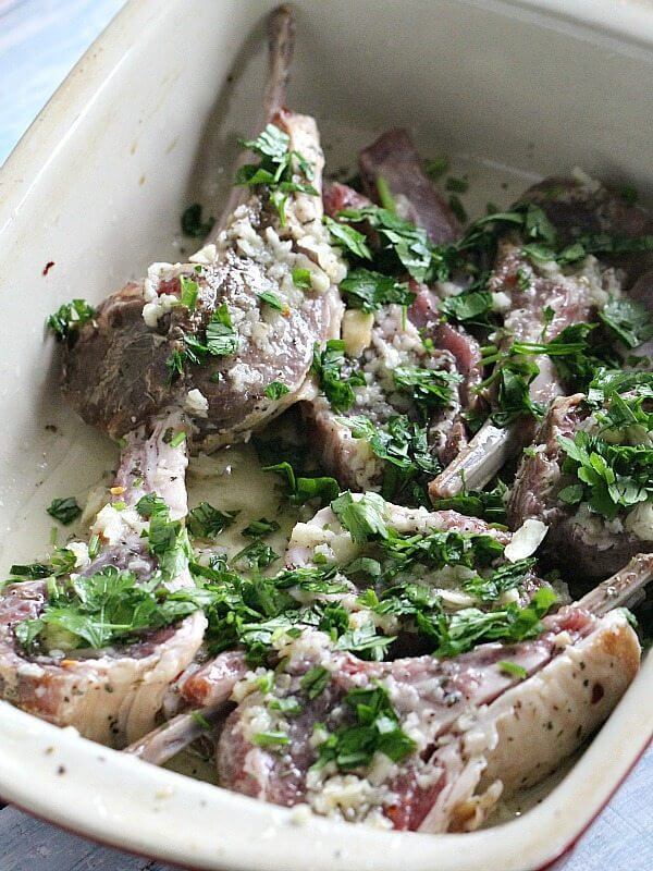 Image of garlic lamb chops topped with chopped parsley.