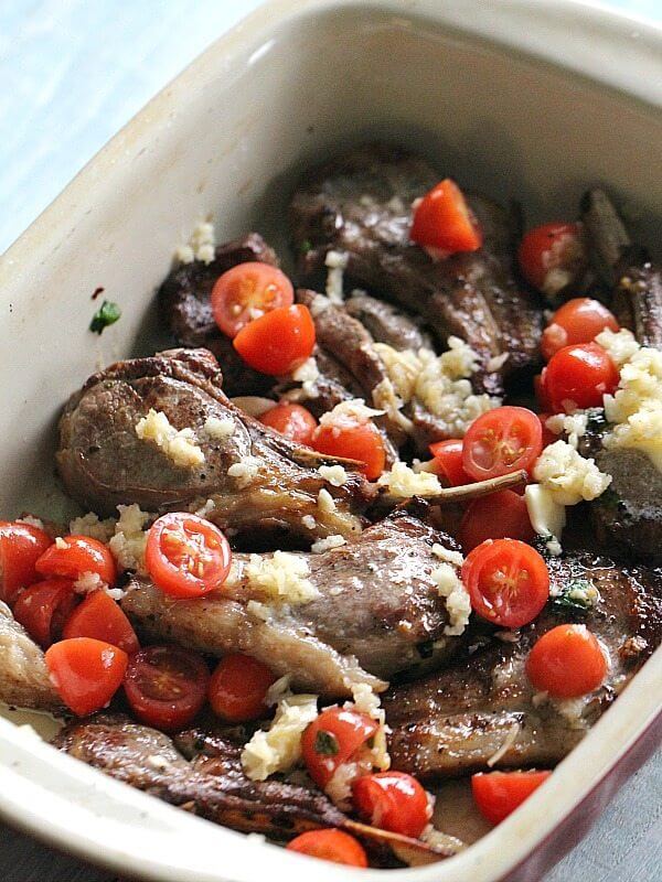 Picture of garlic lamb chops and tomatoes.