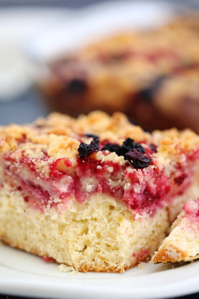 Cherry Cream Cheese Coffee Cake is made with a cake layer topped with a cheesecake filling, juicy cherries and a buttery crumb topping. #coffeecake #brunch #cherries #sweetandsavorymeals #desserts