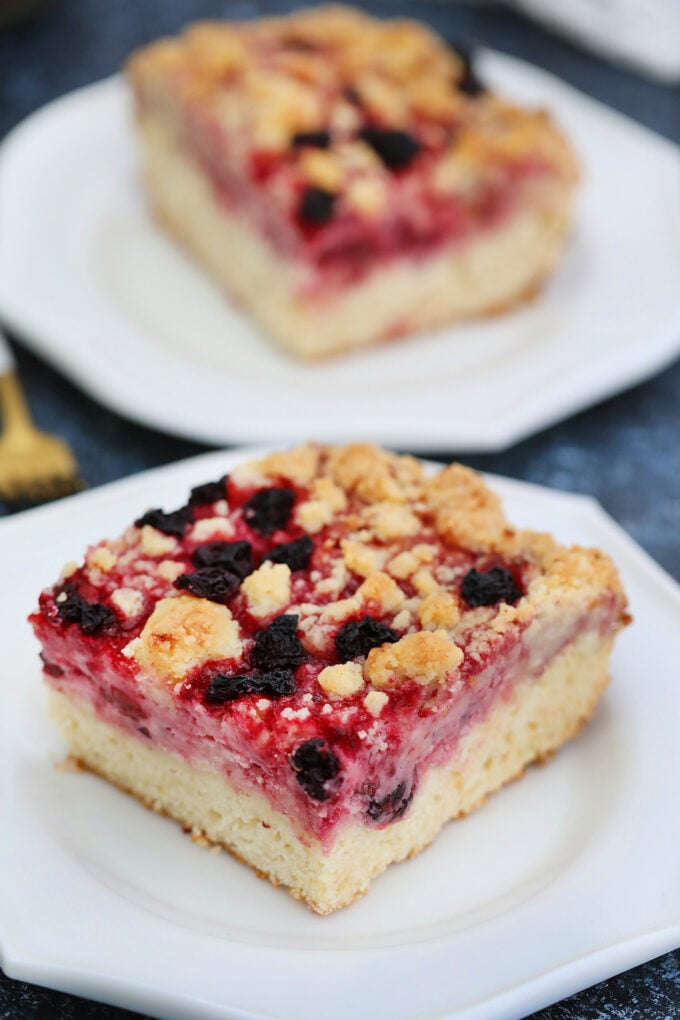 Cherry Cream Cheese Coffee Cake is made with a cake layer topped with a cheesecake filling, juicy cherries and a buttery crumb topping. #coffeecake #brunch #cherries #sweetandsavorymeals #desserts