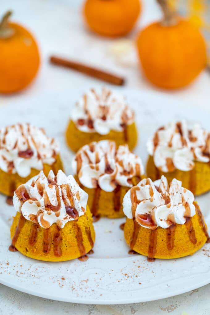 Very easy to make Pumpkin Lava Cakes are stuffed with sweet Dulce de Leche, topped with whipped cream and sprinkled with cinnamon. #pumpkin #lavacakes #dulcedeleche #thanksgiving #sweetandsavorymeals