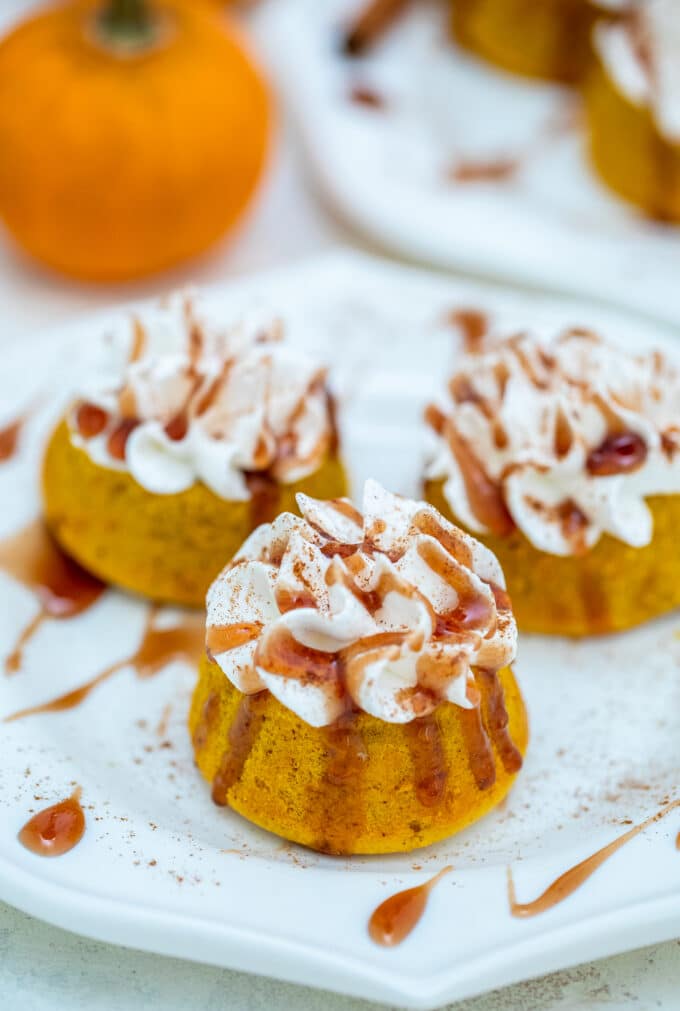 Very easy to make Pumpkin Lava Cakes are stuffed with sweet Dulce de Leche, topped with whipped cream and sprinkled with cinnamon. #pumpkin #lavacakes #dulcedeleche #thanksgiving #sweetandsavorymeals