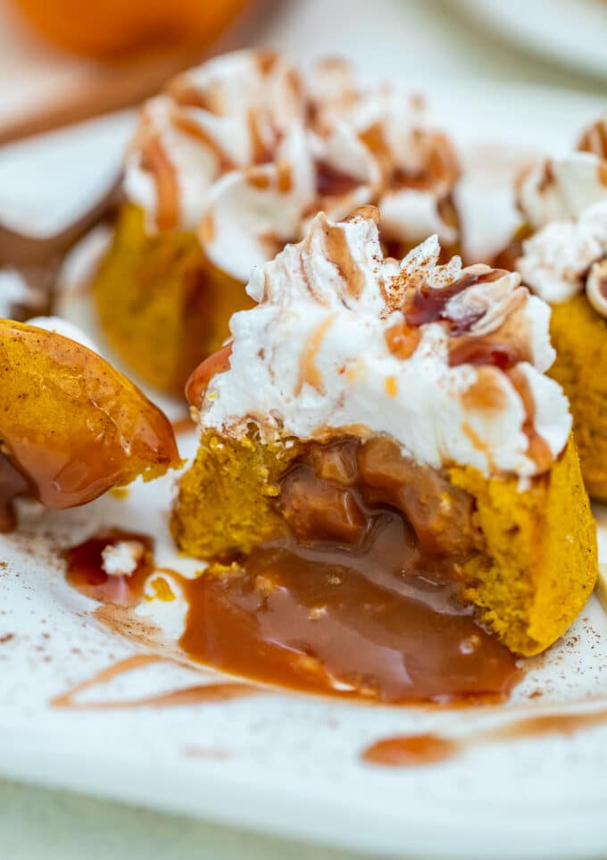 Very easy to make Pumpkin Lava Cakes are stuffed with sweet Dulce de Leche, topped with whipped cream and sprinkled with cinnamon. #pumpkin #lavacakes #dulcedeleche #thanksgiving #sweetandsavorymeals