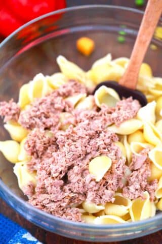 mixing canned tuna with pasta