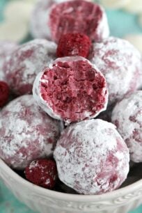 5 ingredients only, these White Chocolate Raspberry Truffles are very easy to make, full of flavor and have a natural pink color!