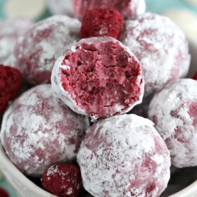 5 ingredients only, these White Chocolate Raspberry Truffles are very easy to make, full of flavor and have a natural pink color!