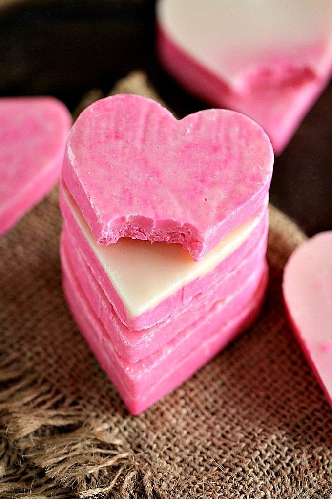 Pink White Chocolate Fudge is incredibly easy to make and very festive. 3 Ingredients, 5 minutes to get a creamy and irresistible fudge. No Bake and Gluten Free.