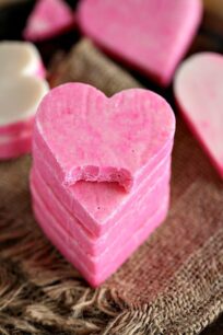 Pink White Chocolate Fudge is incredibly easy to make and very festive. 3 Ingredients, 5 minutes to get a creamy and irresistible fudge. No Bake and Gluten Free.