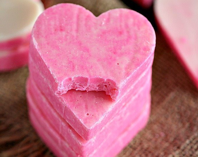 Pink White Chocolate Fudge is incredibly easy to make and very festive. 3 Ingredients, 5 minutes to get a creamy and irresistible fudge. No Bake and Gluten Free.