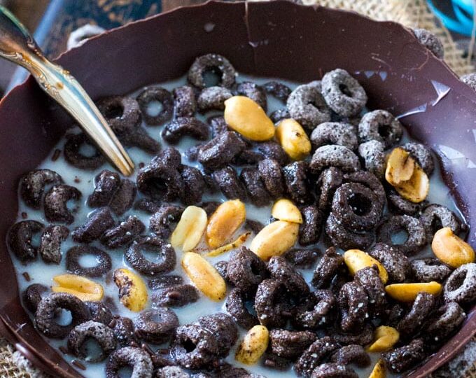2 Ingredients Edible Chocolate Cereal Bowl is the only way I want to be served my cereal for the rest of my life. Sweet, chocolaty, crunchy and entirely edible!