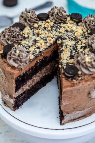 Oreo Nutella Cake is full of chocolate chips, roasted hazelnuts, Oreo buttercream, and Nutella #oreo #nutella #cakerecipes #sweetandsavorymeals #cakes