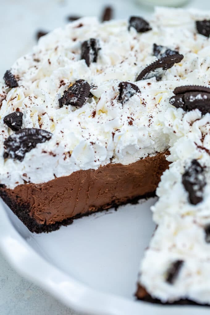 Image of no bake chocolate pie topped with oreo crust.