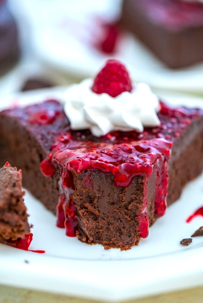 image of low carb chocolate cake with raspberry sauce