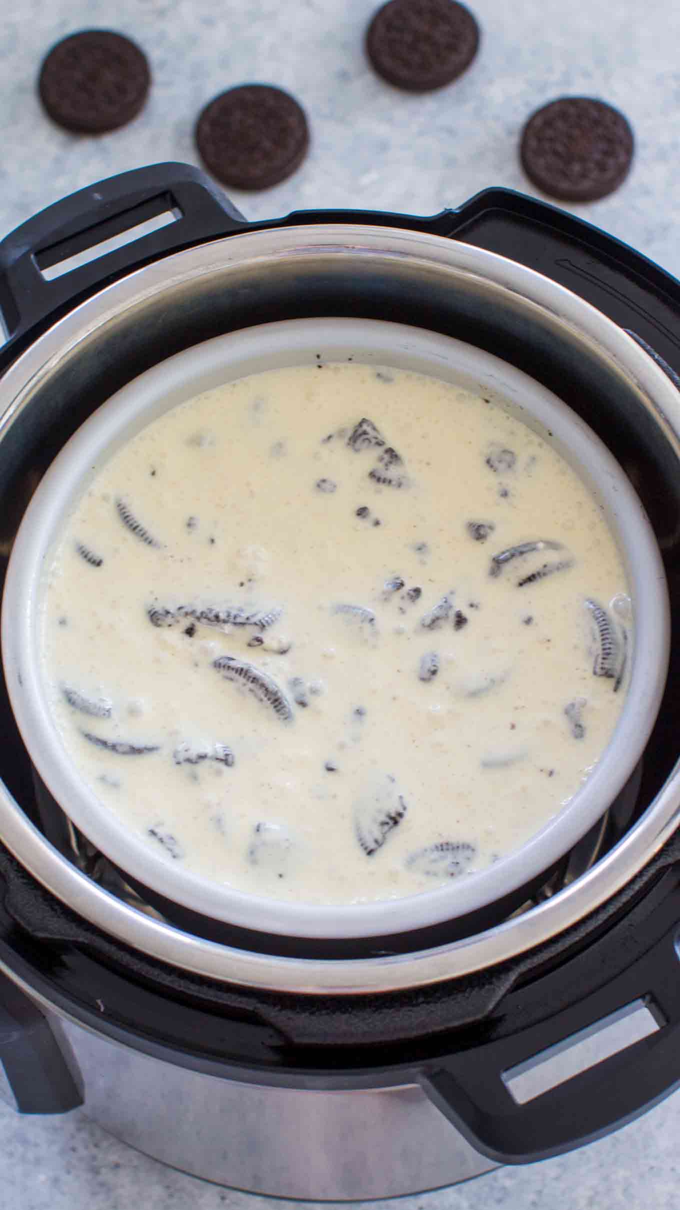 Instant Pot Oreo Cheesecake is the easiest cookies'n'cream cheesecake you can ever make. With an oreo crust and crushed cookies mixed into the batter. Instant Pot Oreo Cheesecake Easy Recipe