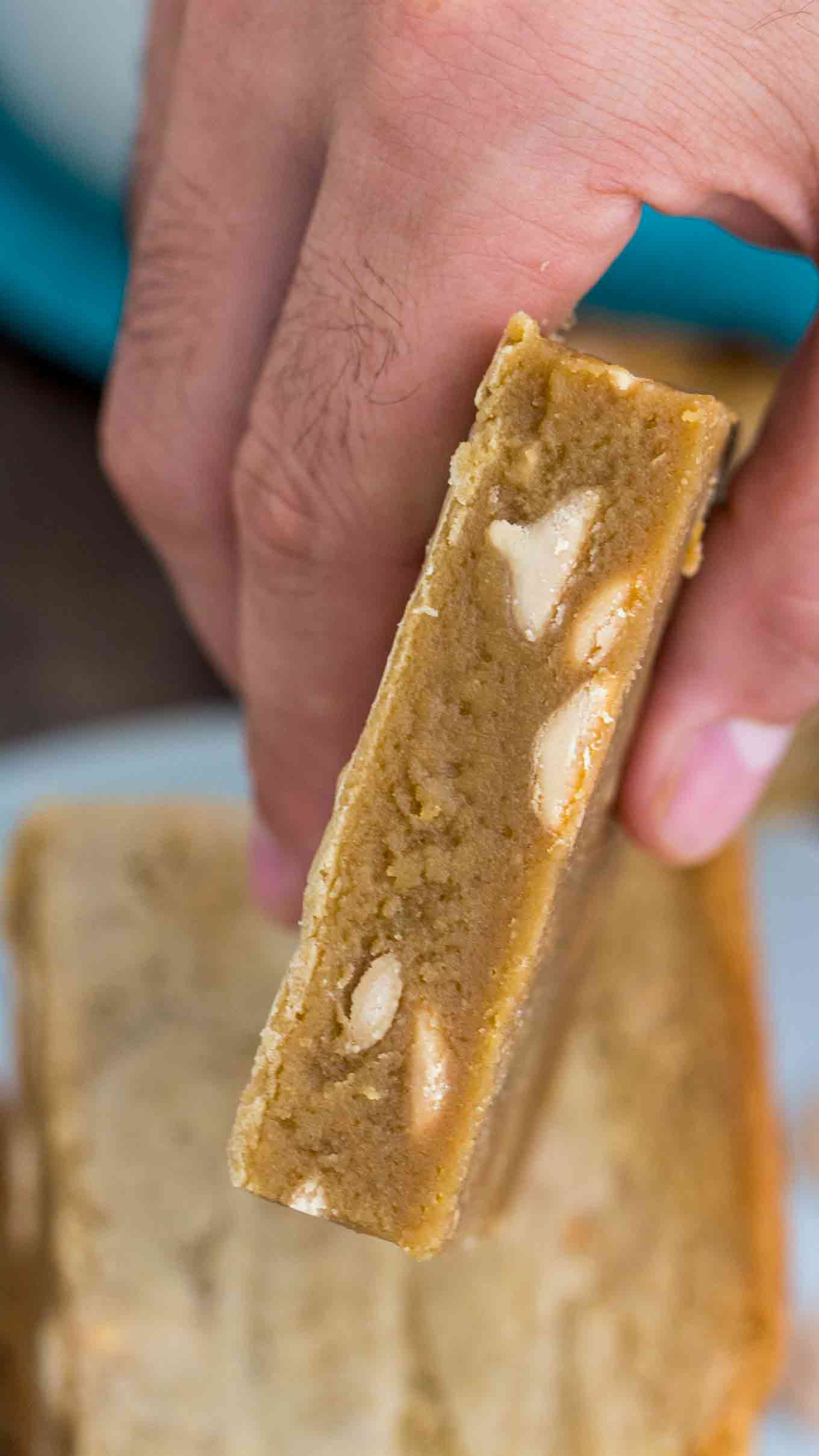 Best Blondie Recipe to make the most ooey gooey and chewy blondies. Easy to make in one bowl, these blondies are rich, indulgent and flavorful. #blondie #blondies #dessertrecipes #easyrecipes #sweetandsavorymeals Best Blondie Recipe