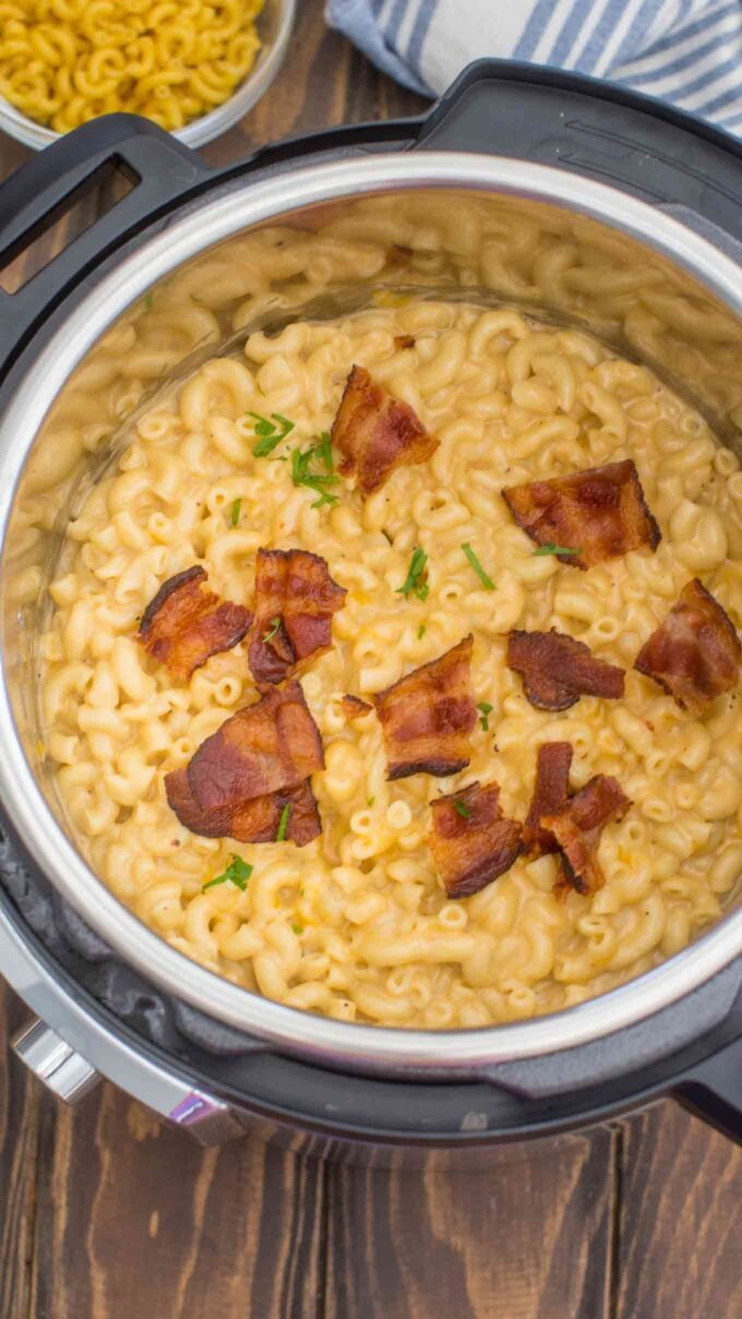 Image of instant pot mac and cheese topped with bacon.