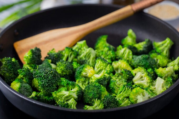 Cooking broccoli in the pan.