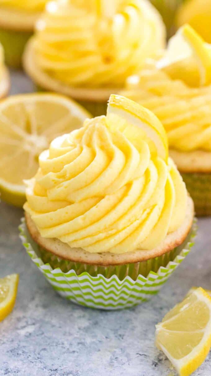 Lemon Cupcakes with Lemon Buttercream [video] - Sweet and Savory Meals