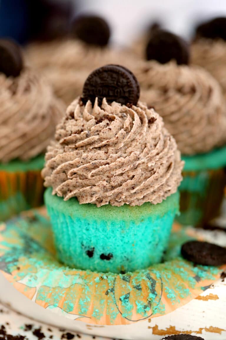 Mint Chocolate Chip Oreo Cupcakes have a refreshing mint flavor, full of chocolate chips and are topped with creamy Oreo buttercream frosting. #oreos #cupcakes #mintrecipes #sweetandsavorymeals #halloweenrecipes #stpatrickday