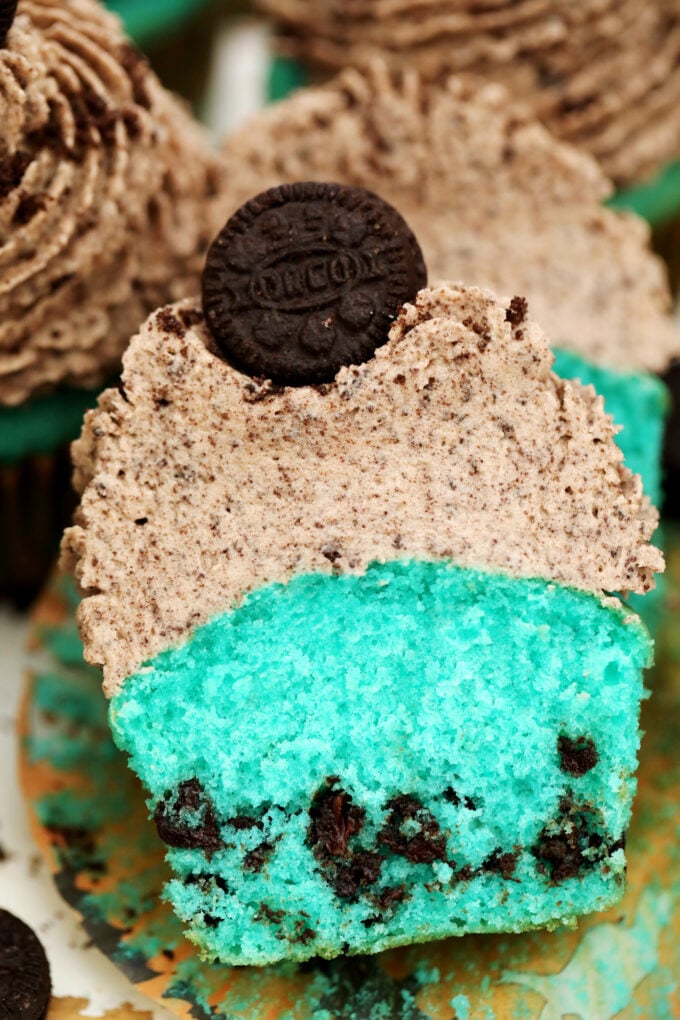 Mint Chocolate Chip Oreo Cupcakes have a refreshing mint flavor, full of chocolate chips and are topped with creamy Oreo buttercream frosting. #oreos #cupcakes #mintrecipes #sweetandsavorymeals #halloweenrecipes #stpatrickday