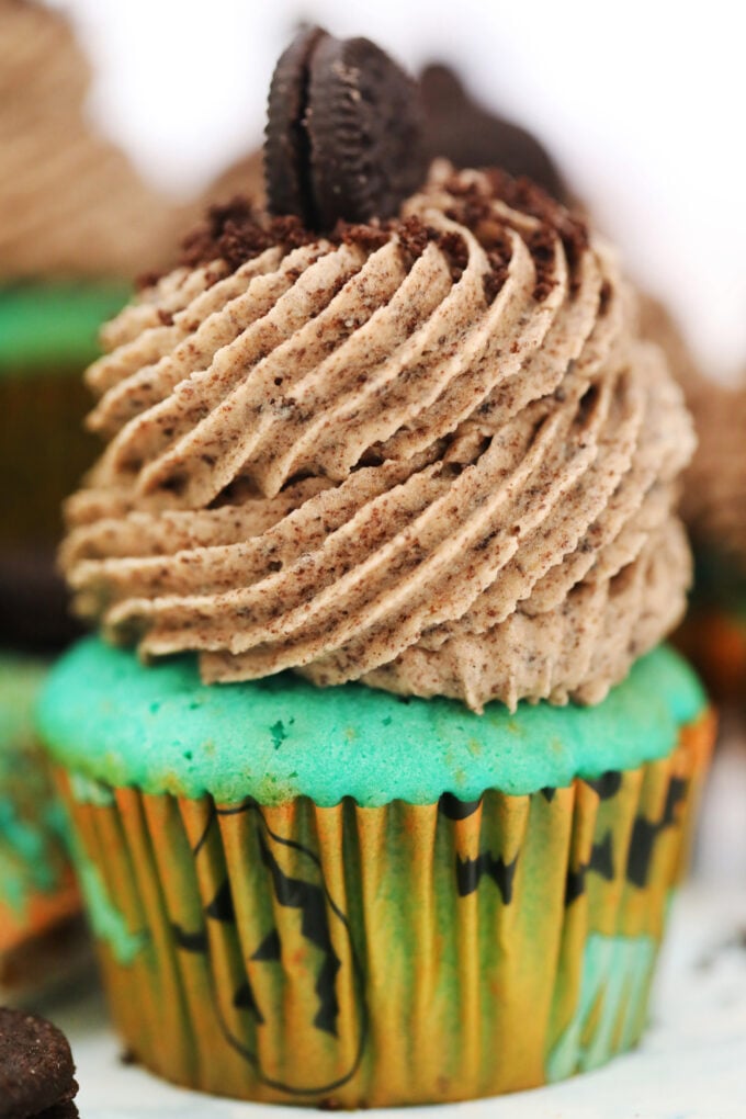 Mint Chocolate Chip Oreo Cupcakes have a refreshing mint flavor, full of chocolate chips and are topped with creamy Oreo buttercream frosting. #oreos #cupcakes #mintrecipes #sweetandsavorymeals #halloweenrecipes #stpatrickday