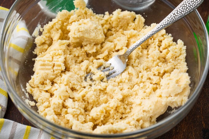 Mixing butter and cake flour.