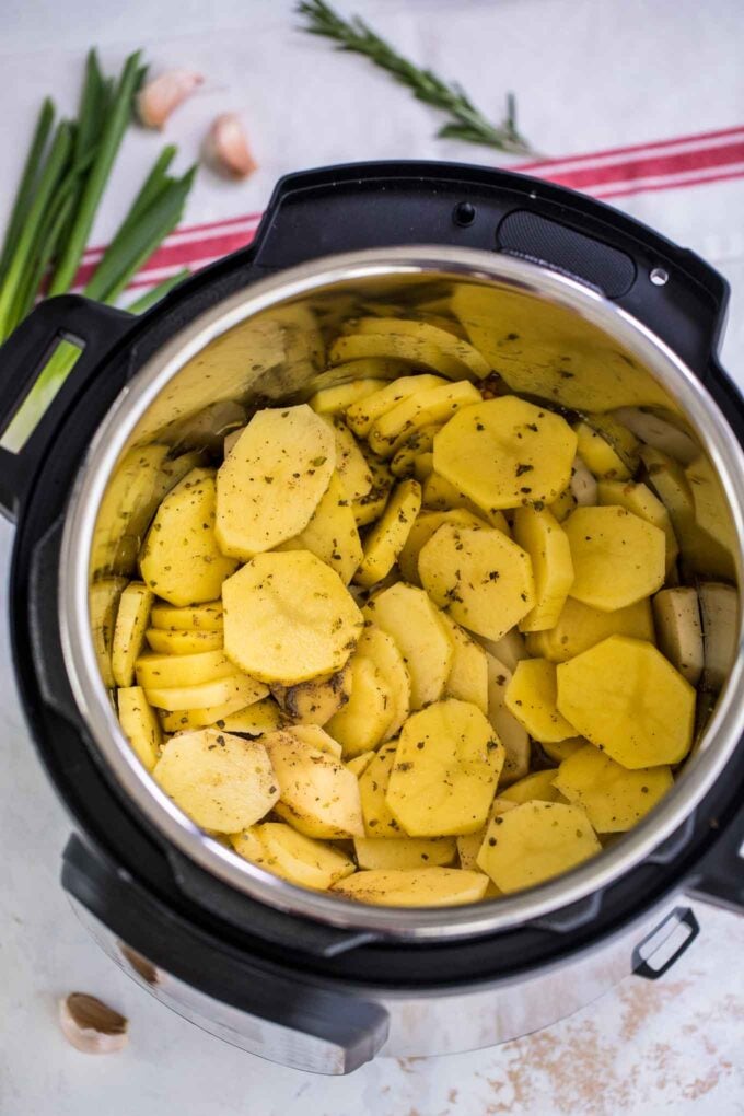 Photo of sliced and seasoned potatoes in the instant pot.