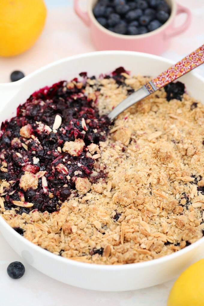 Blueberry Crisp is an easy dessert recipe made with frozen or fresh blueberries. It is ready in under one hour, and is best served with an almond topping and vanilla ice cream! #blueberries #blueberryrecipes #blueberrycrisp #sweetandsavorymeals #dessertrecipes