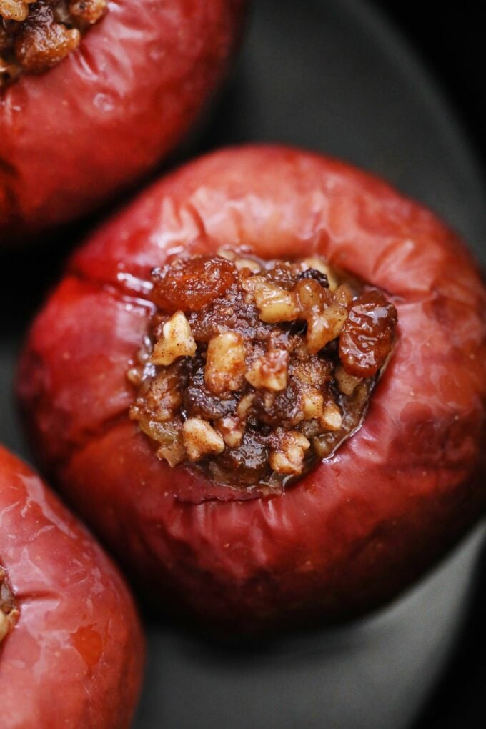 Slow cooker baked apples stuffed with pecans