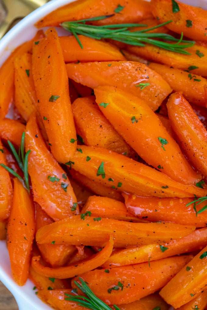 Roasted Carrots make for a quick, tasty, and healthier side dish that is sweet and tender using only a few ingredients you already have in your pantry! #carrots #roastedcarrots #sidedish #thanksgiving #sweetandsavorymeals