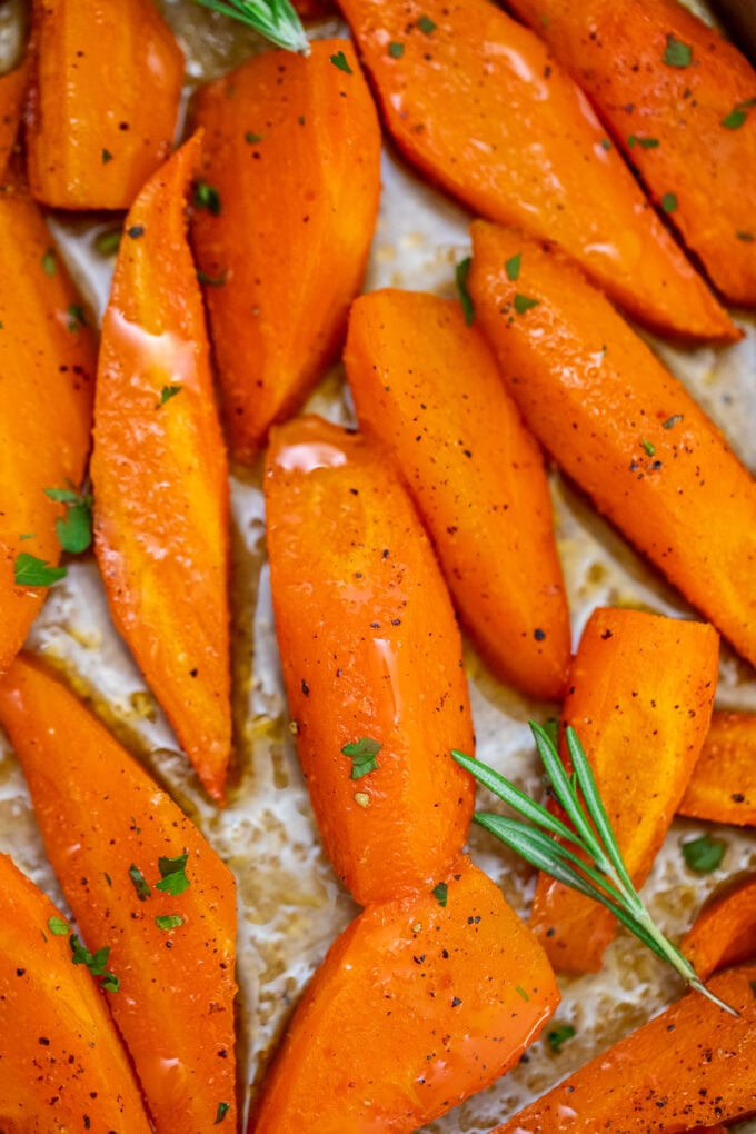 Roasted Carrots make for a quick, tasty, and healthier side dish that is sweet and tender using only a few ingredients you already have in your pantry! #carrots #roastedcarrots #sidedish #thanksgiving #sweetandsavorymeals