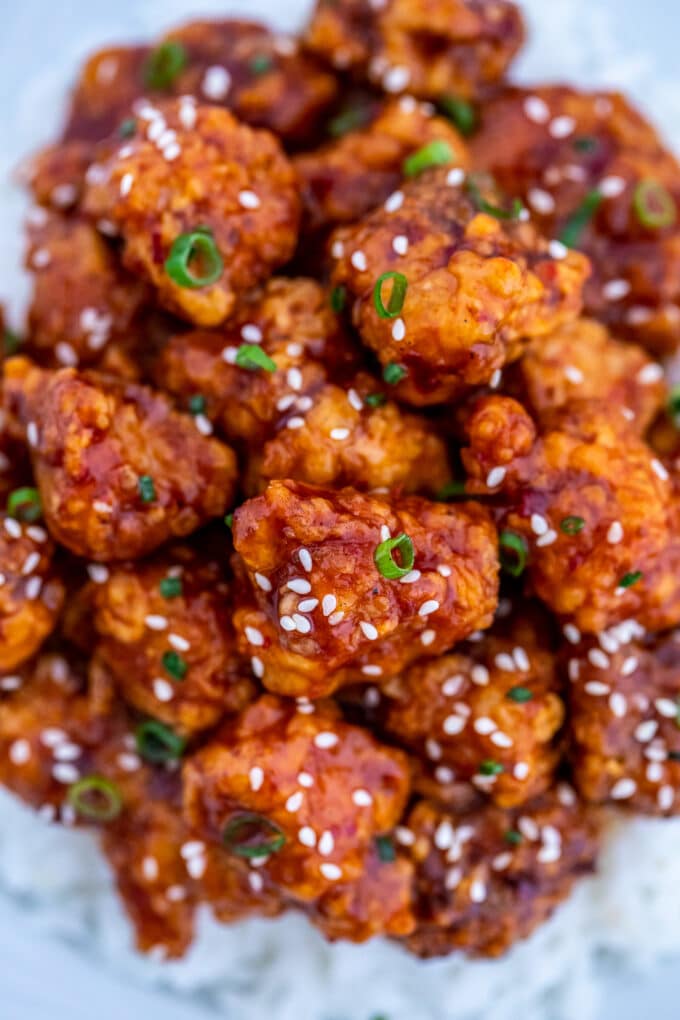 Picture of korean fried chicken with sesame seeds.