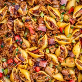 Cheeseburger Pasta is meaty and cheesy - everything you'll love in a hearty dinner! This recipe is a cool take on the American classic for the entire family to enjoy! #pasta #cheeseburgerpasta #pastarecipes #sweetandsavorymeals #dinnerideas