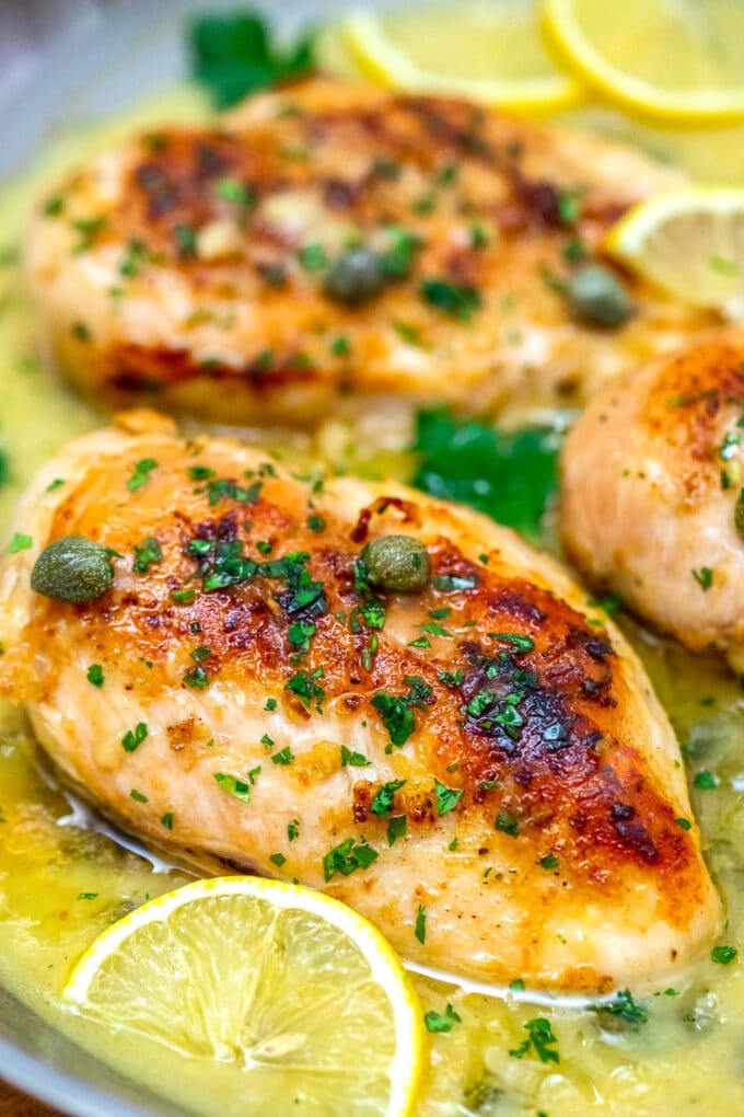 image of chicken piccata in a creamy lemon buttery and garlic sauce garnished with chopped parsley