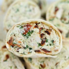 Tuscan Chicken Pinwheels are rolled with a creamy chicken filling! Italian flavors combined in one easy-to-make dish makes this a great lunchbox meal! #chicken #tuscanchicken #pinwheels #sweetandsavorymeals #fingerfood #lunchbox