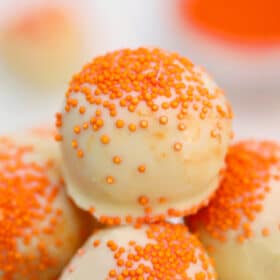 Halloween Cake Balls are a no-bake dessert that is fun and festive! Decorate them any way you like and surely, kids and adults alike will love them! #halloween #cakeballs #nobake #sweetandsavorymeals #fallrecipes