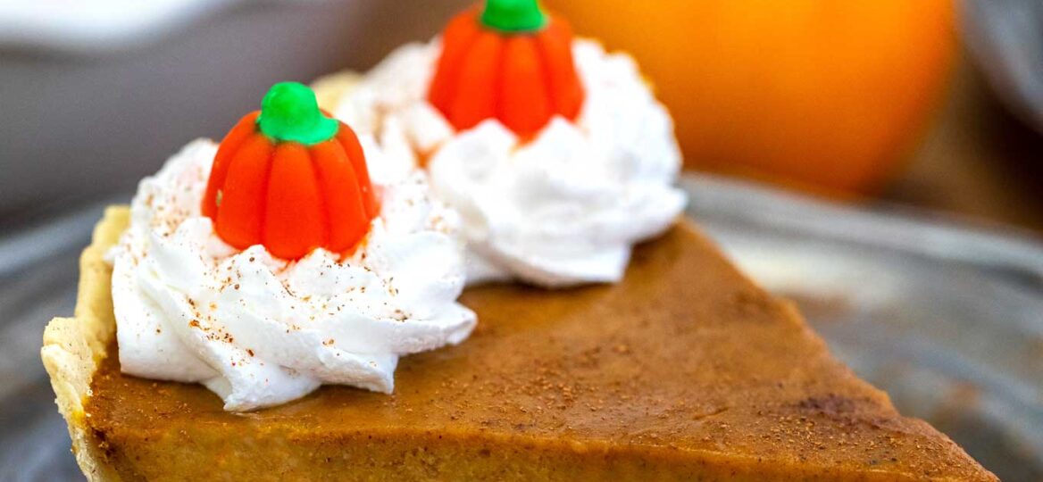 Homemade Pumpkin Pie recipe is easy and full of fall flavors that your guests will surely appreciate! #pumpkinpie #pumpkin #thanksgiving #sweetandsavorymeals #thanksgivingrecipes