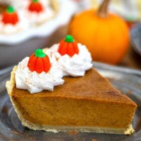 Homemade Pumpkin Pie recipe is easy and full of fall flavors that your guests will surely appreciate! #pumpkinpie #pumpkin #thanksgiving #sweetandsavorymeals #thanksgivingrecipes