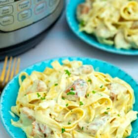 Instant Pot Chicken Alfredo is a classic favorite! Make this creamy dish at home using the trusty Instant Pot for a quick meal with minimal cleanup! #instantpot #pressurecooker #pastadinner #chickenalfredo #sweetandsavorymeals