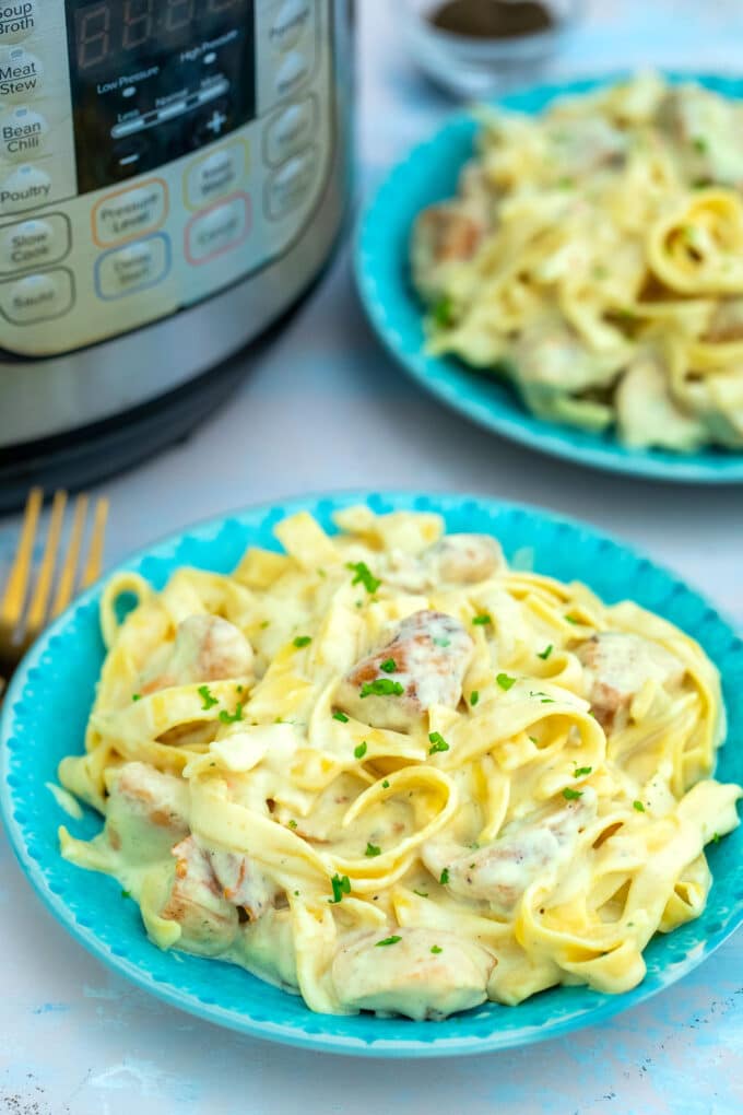Instant Pot Chicken Alfredo is a classic favorite! Make this creamy dish at home using the trusty Instant Pot for a quick meal with minimal cleanup! #instantpot #pressurecooker #pastadinner #chickenalfredo #sweetandsavorymeals