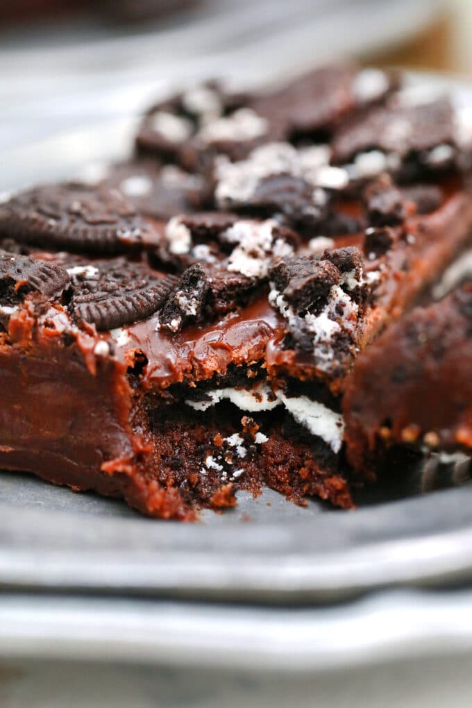 fudge slice of oreo brownies revealing an oreo cookie in the center