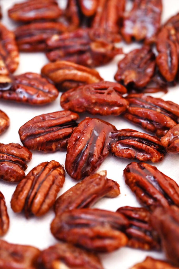 Candied Pecans are great for snacking, desserts and even salads! This recipe makes sure that the nuts are not sticky, but crunchy, and perfectly spiced! #pecans #candiedpecans #sweetandsavorymeals #easyrecipes #fallrecipes