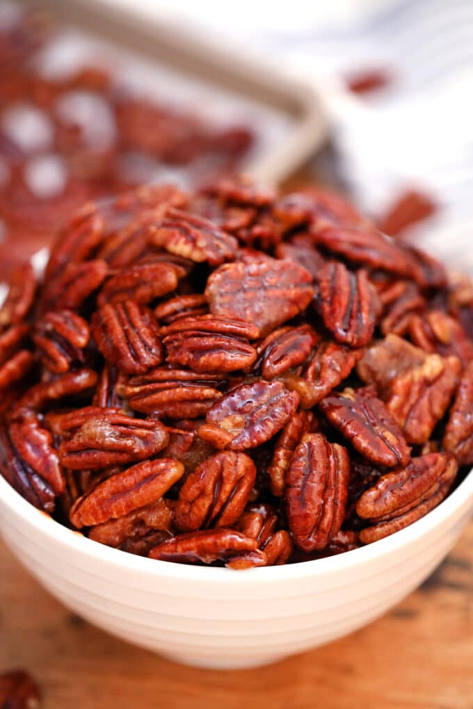 Candied Pecans are great for snacking, desserts and even salads! This recipe makes sure that the nuts are not sticky, but crunchy, and perfectly spiced! #pecans #candiedpecans #sweetandsavorymeals #easyrecipes #fallrecipes