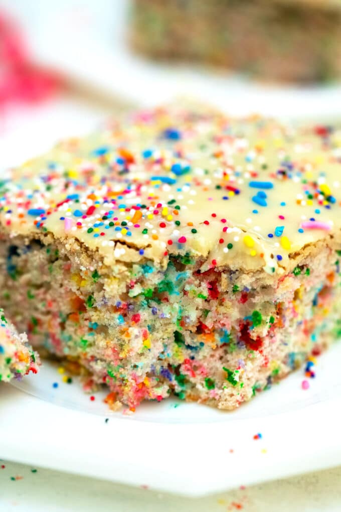 White Chocolate Funfetti Cake is very easy to make, loaded with sprinkles and topped with melted white chocolate, making it a fun and tasty dessert. #funfetticake #cakerecipes #sweetandsavorymeals #birthdaycake #sprinkles