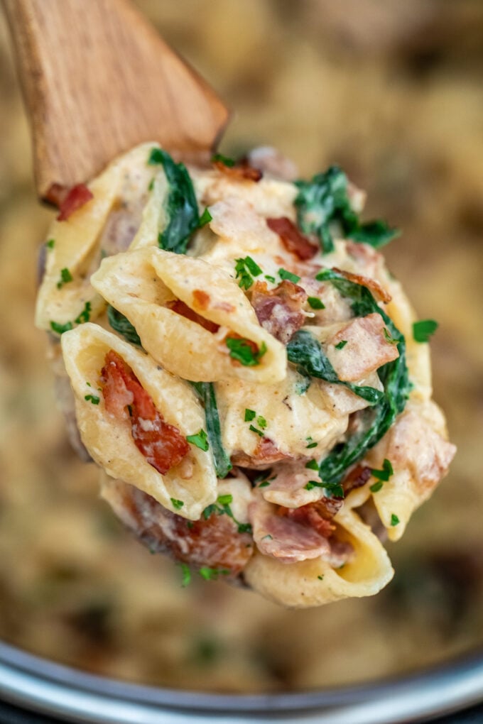 image of chicken bacon ranch pasta.