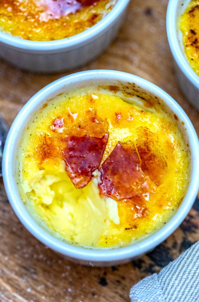 Instant Pot Creme Brulee is soft, luxuriously creamy, and so comforting! #instantpot #pressurecooker #cremebrulee #instantpotrecipes #sweetandsavorymeals