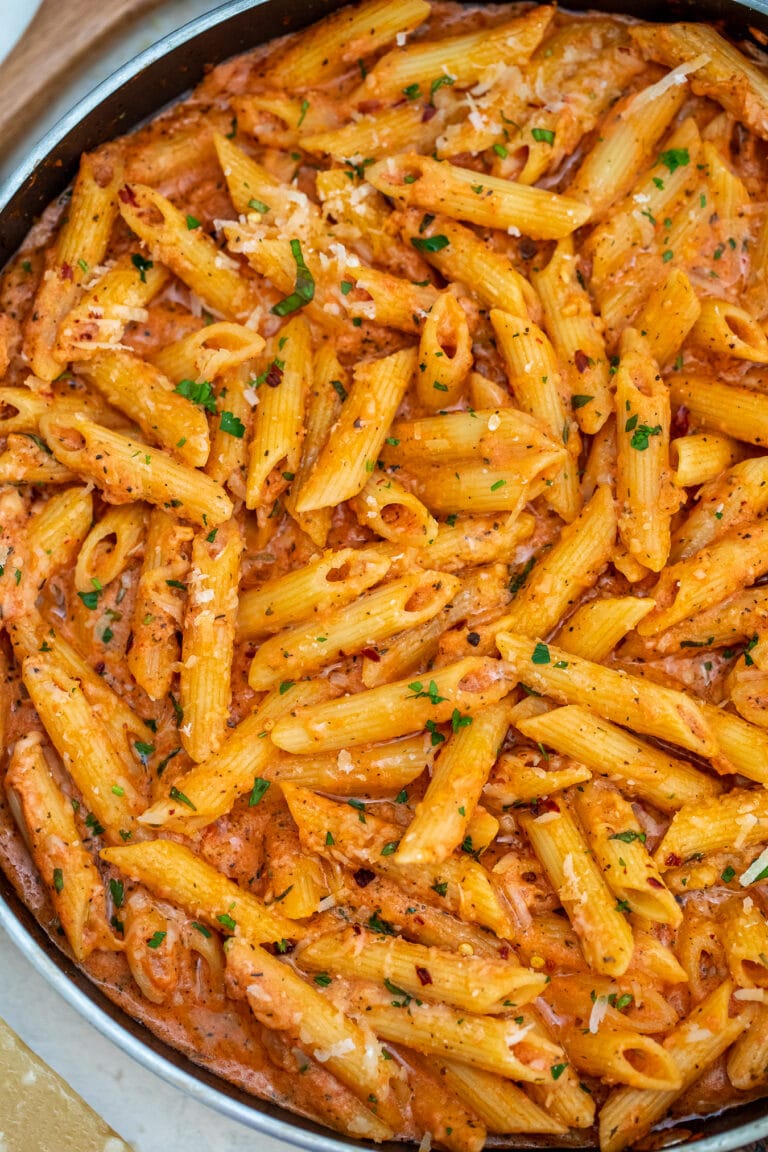 Penne alla Vodka is a delicious dish that any pasta lover will enjoy! Adding vodka to the tomato-based sauce is a nice twist to a rather simple pasta dish. #pasta #penneallavodka #pastarecipes #sweetandsavorymeals #dinnerideas